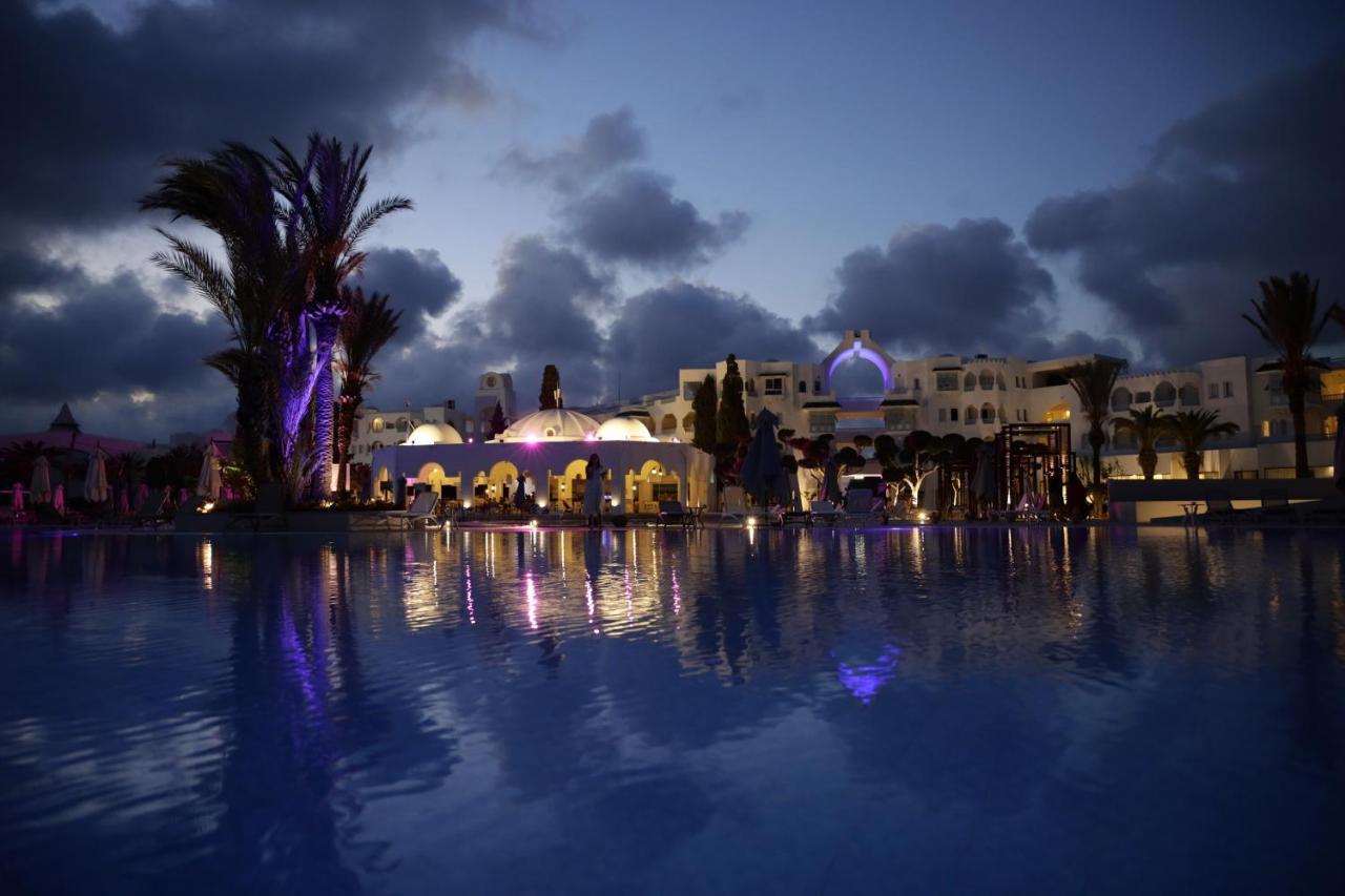 The Mirage Resort & Spa Hammamet Exterior foto The Royal Mirage Hotel at night