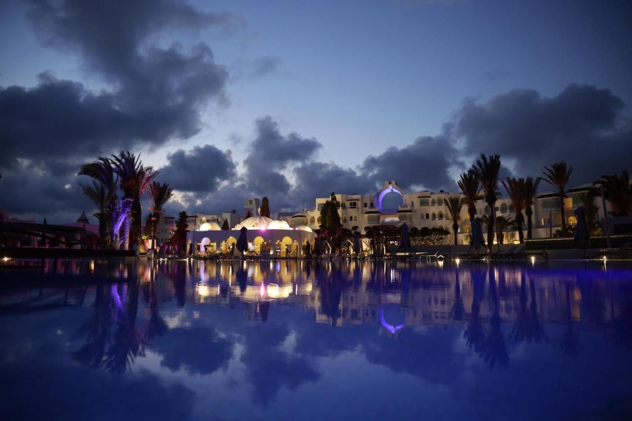 The Mirage Resort & Spa Hammamet Exterior foto The Royal Mirage Hotel at night