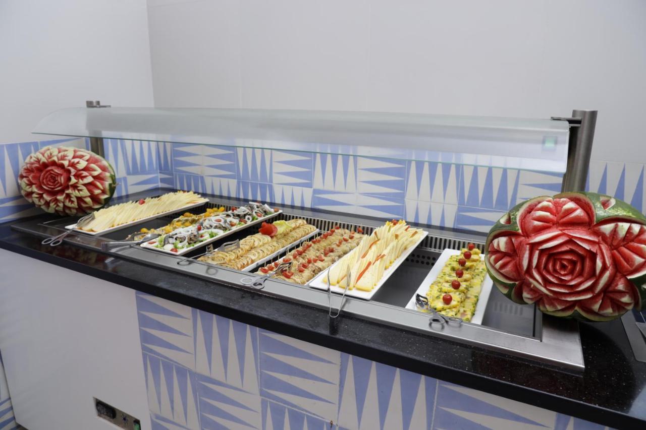 The Mirage Resort & Spa Hammamet Exterior foto A display case with food